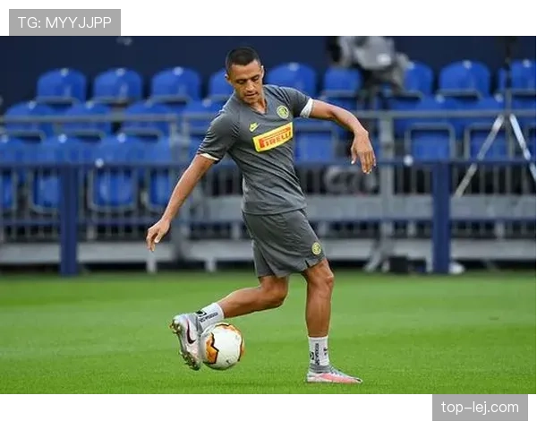 卡卡回撤接应如何主导进攻并撕开对手防线？